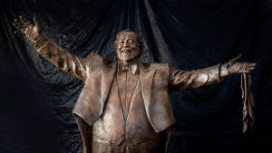 comune modena statua pavarotti orizzontale su sfondo telo foto di Mara Mazzei